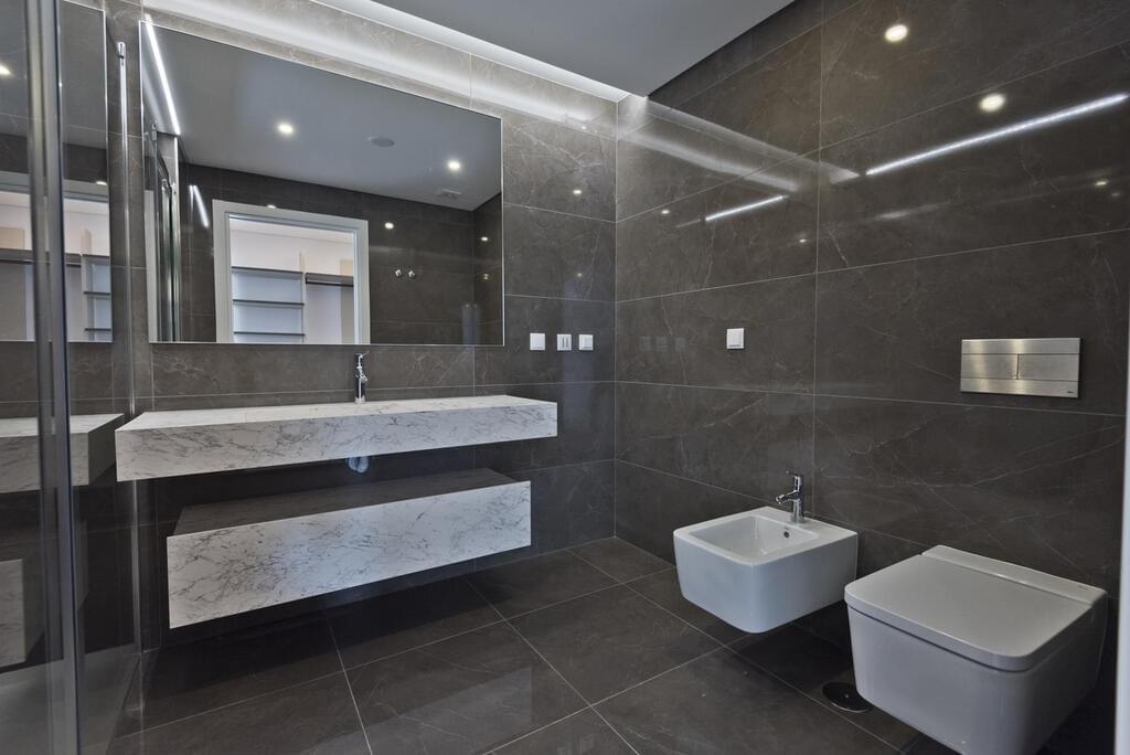 1 bedroom apartment with a swimming pool in gated community