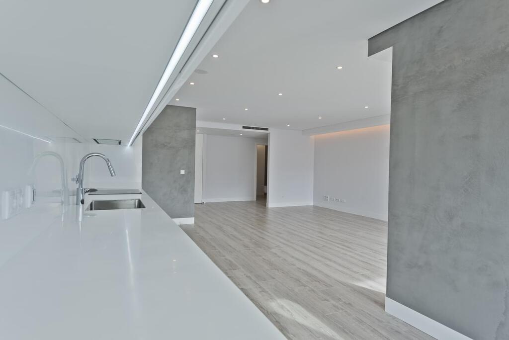 1 bedroom apartment with a swimming pool in gated community