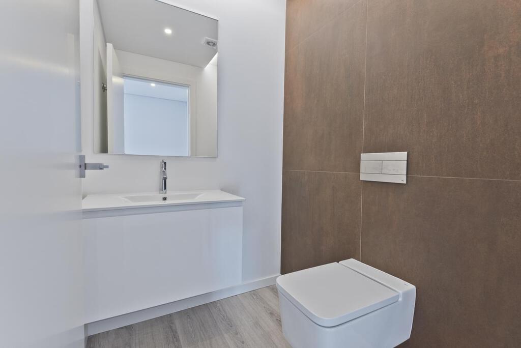 1 bedroom apartment with a swimming pool in gated community