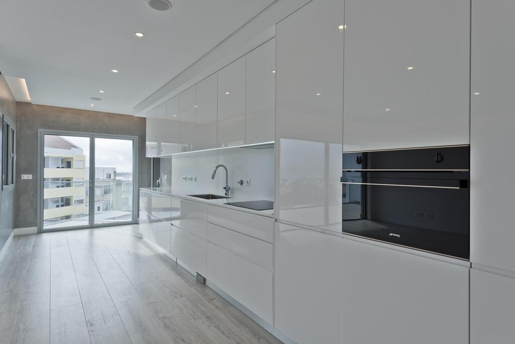 1 bedroom apartment with a swimming pool in gated community