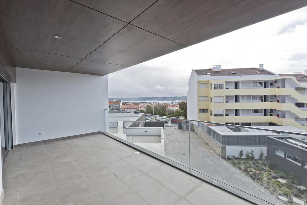 1 bedroom apartment with a swimming pool in gated community