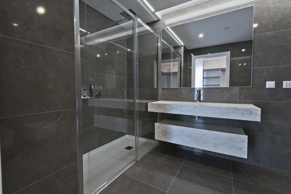 1 bedroom apartment with a swimming pool in gated community