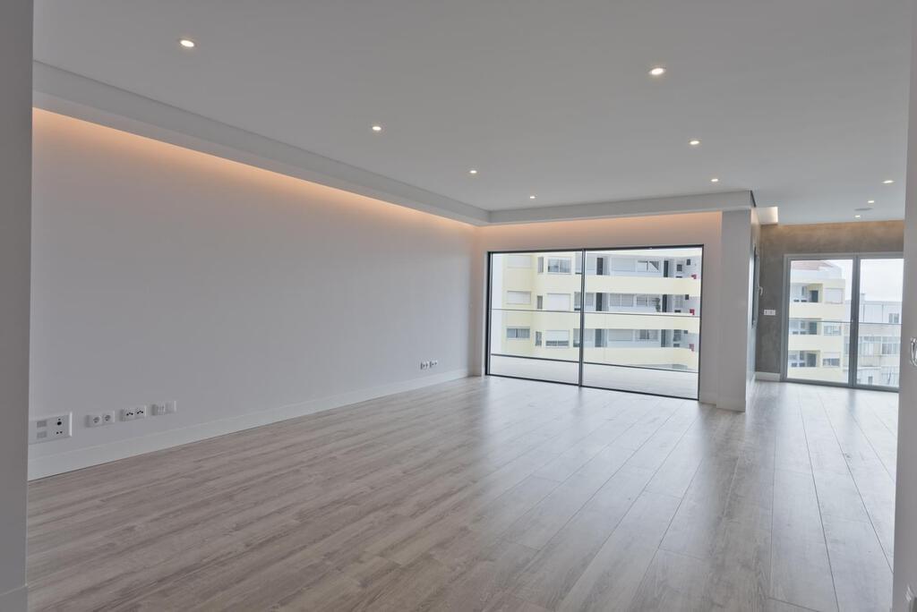 1 bedroom apartment with a swimming pool in gated community