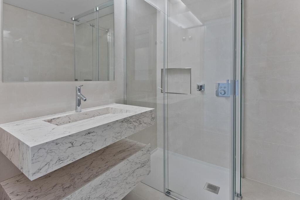 4 bedroom apartment with a swimming pool in gated community