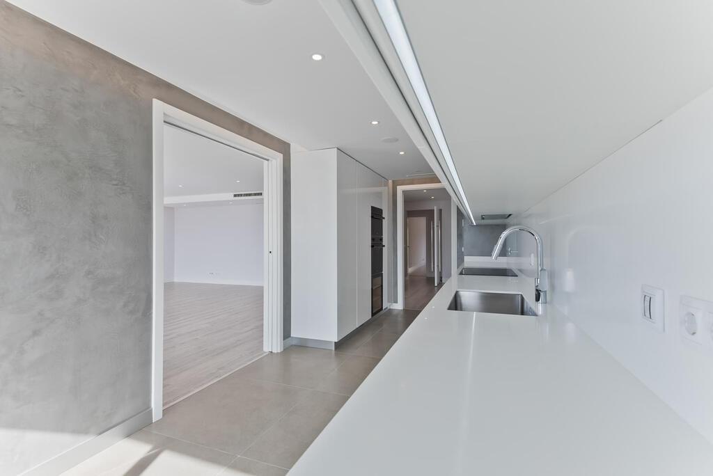 4 bedroom apartment with a swimming pool in gated community