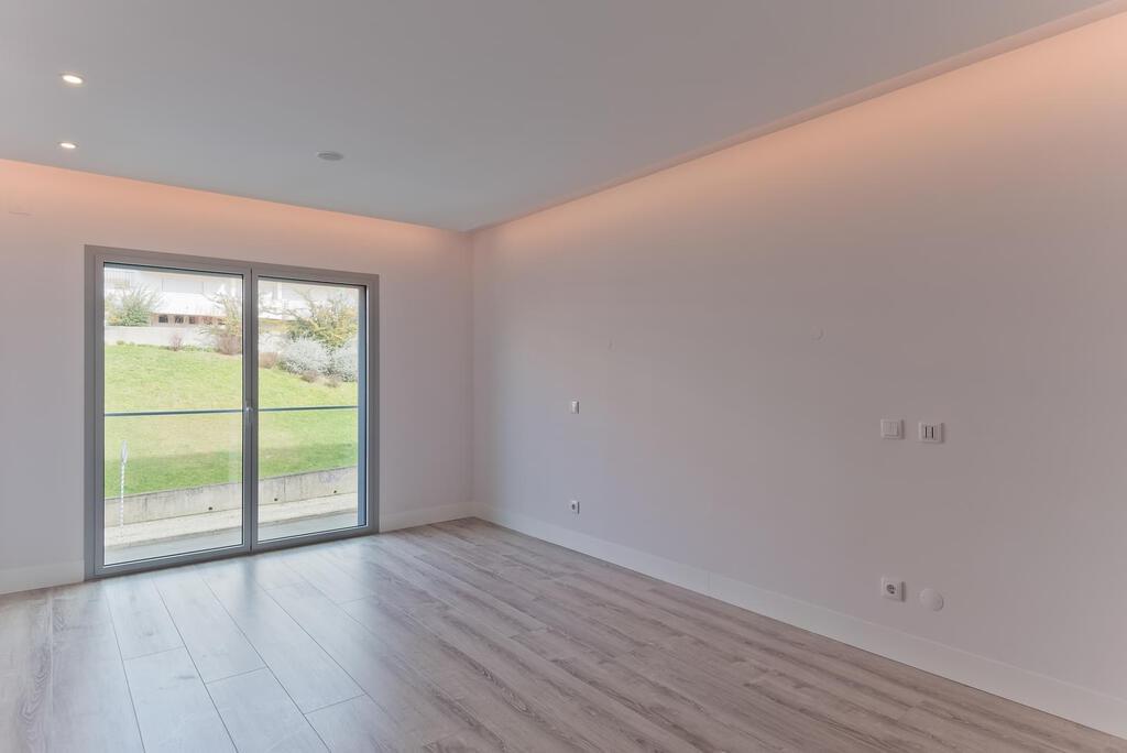 4 bedroom apartment with a swimming pool in gated community