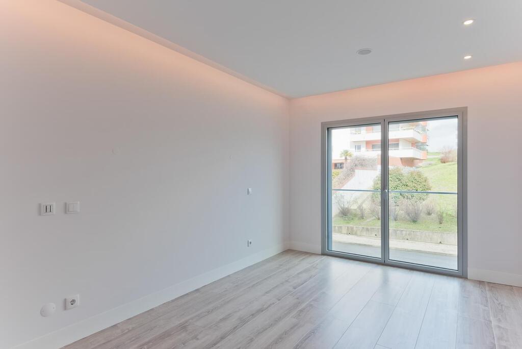 4 bedroom apartment with a swimming pool in gated community