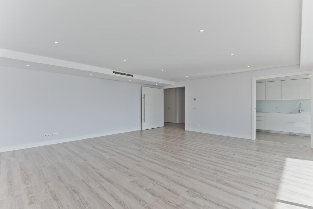 4 bedroom apartment with a swimming pool in gated community