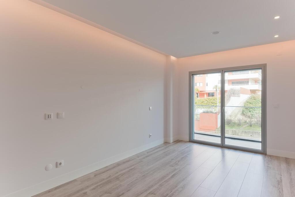 4 bedroom apartment with a swimming pool in gated community