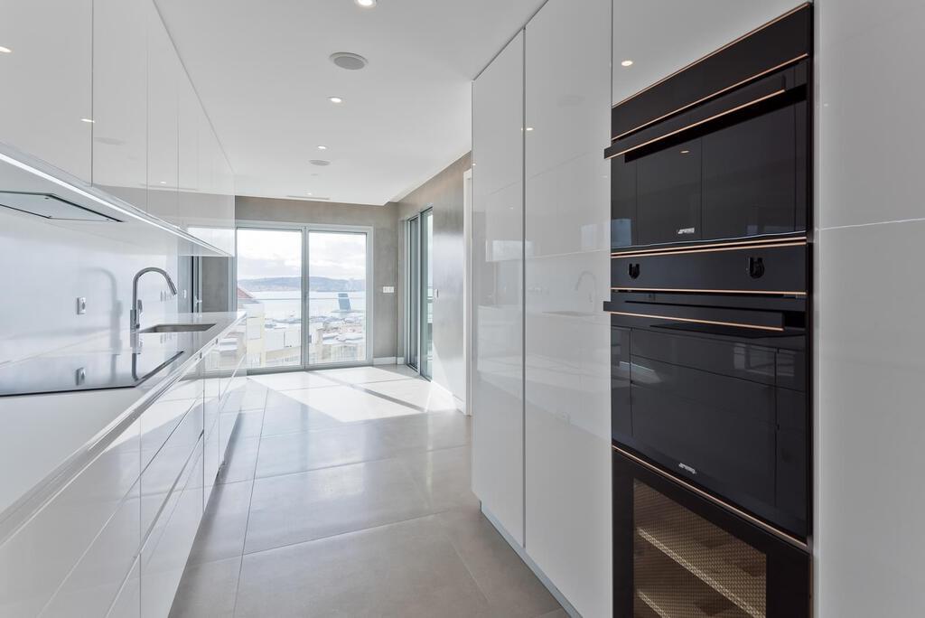 4 bedroom apartment with a swimming pool in gated community