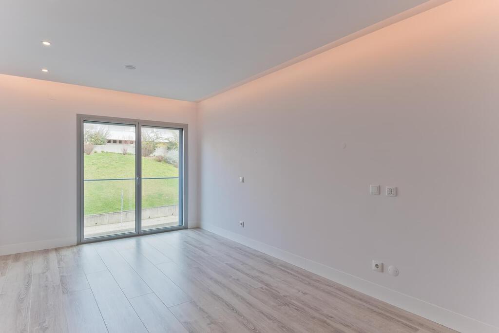 4 bedroom apartment with a swimming pool in gated community