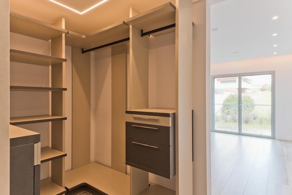 4 bedroom apartment with a swimming pool in gated community