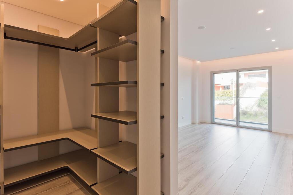 4 bedroom apartment with a swimming pool in gated community