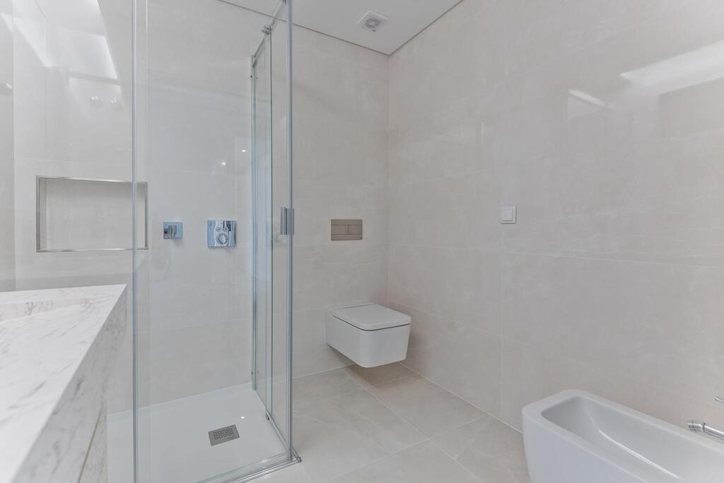 4 bedroom apartment with a swimming pool in gated community