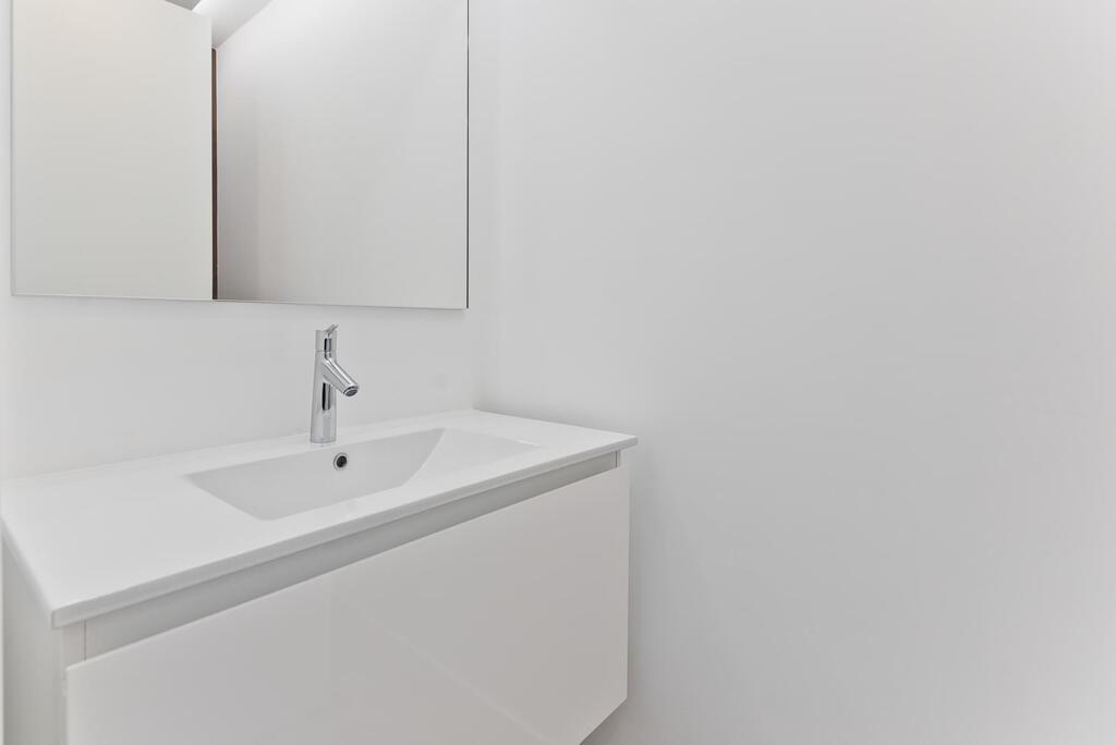 4 bedroom apartment with a swimming pool in gated community