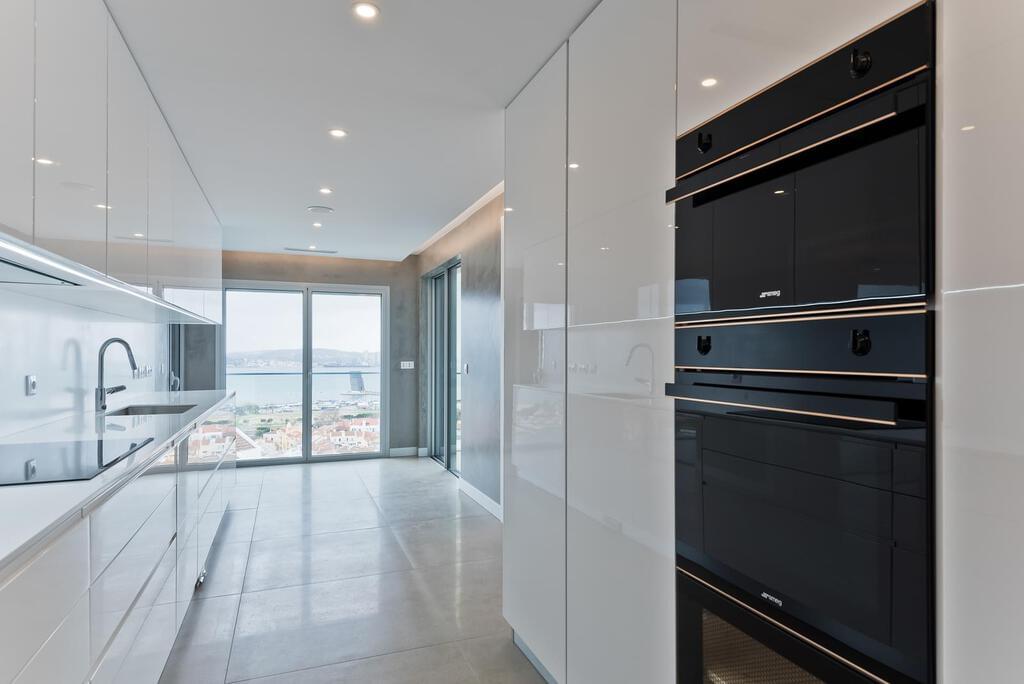 4 bedroom apartment with a swimming pool in gated community