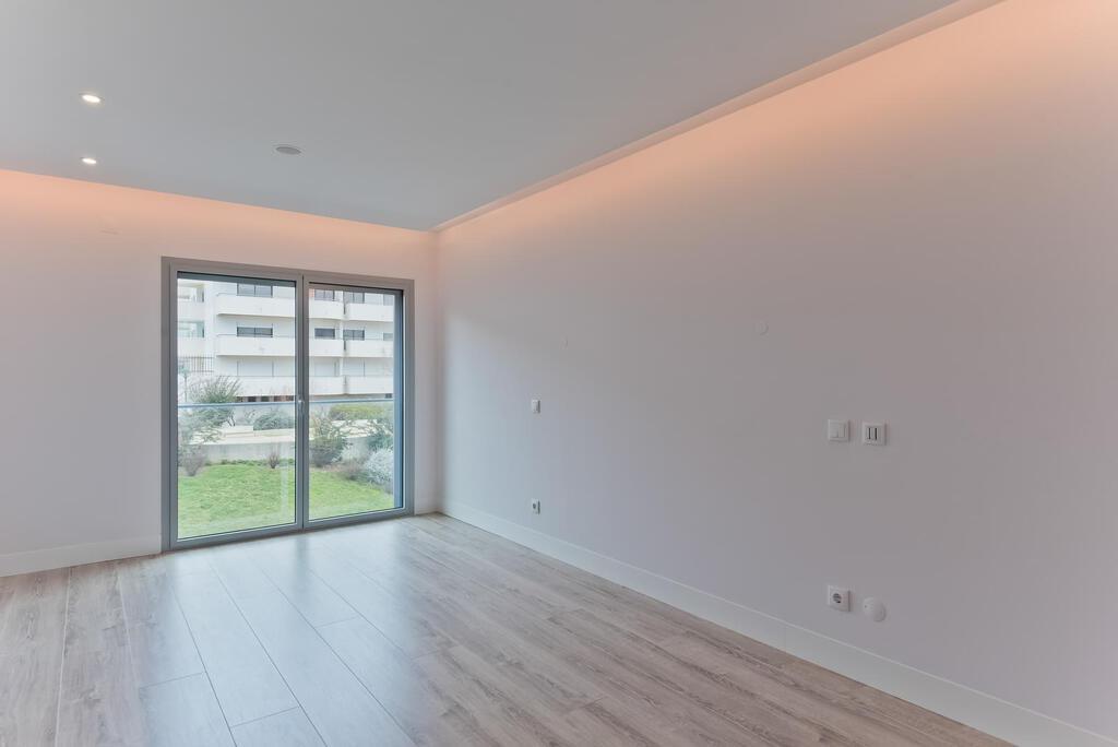 4 bedroom apartment with a swimming pool in gated community