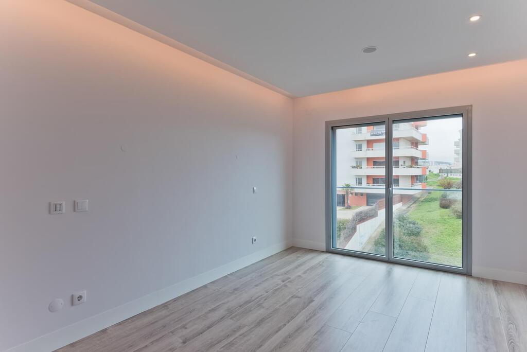 4 bedroom apartment with a swimming pool in gated community