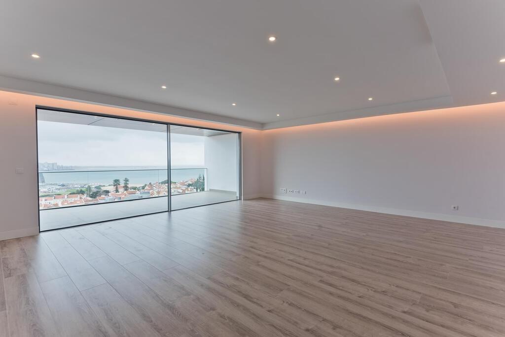 4 bedroom apartment with a swimming pool in gated community