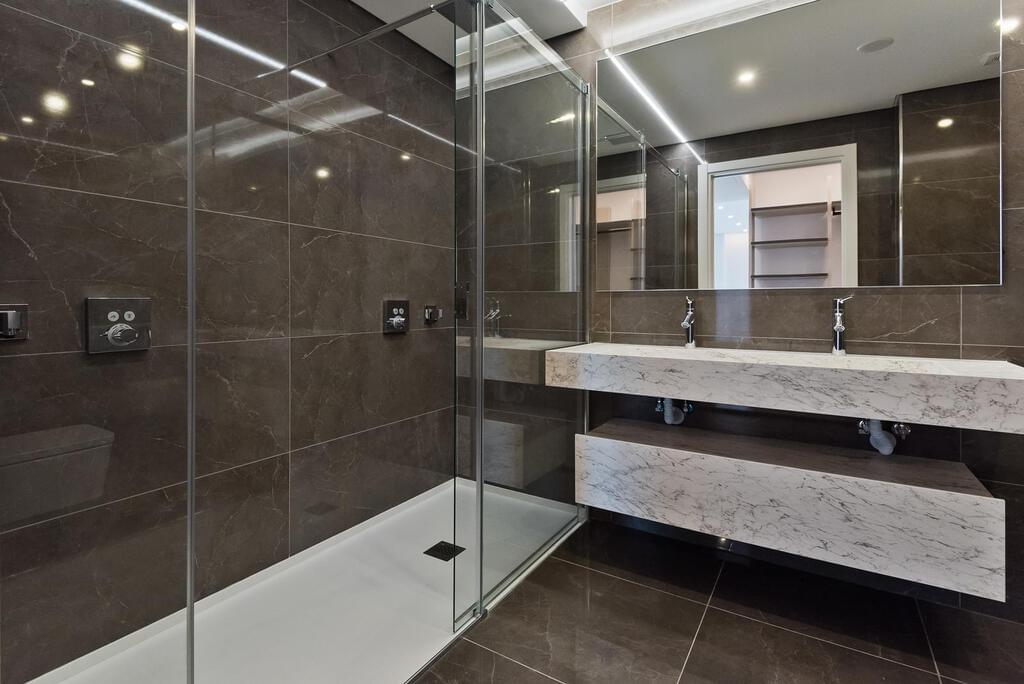 4 bedroom apartment with a swimming pool in gated community