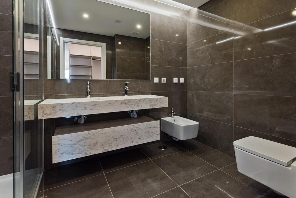 4 bedroom apartment with a swimming pool in gated community