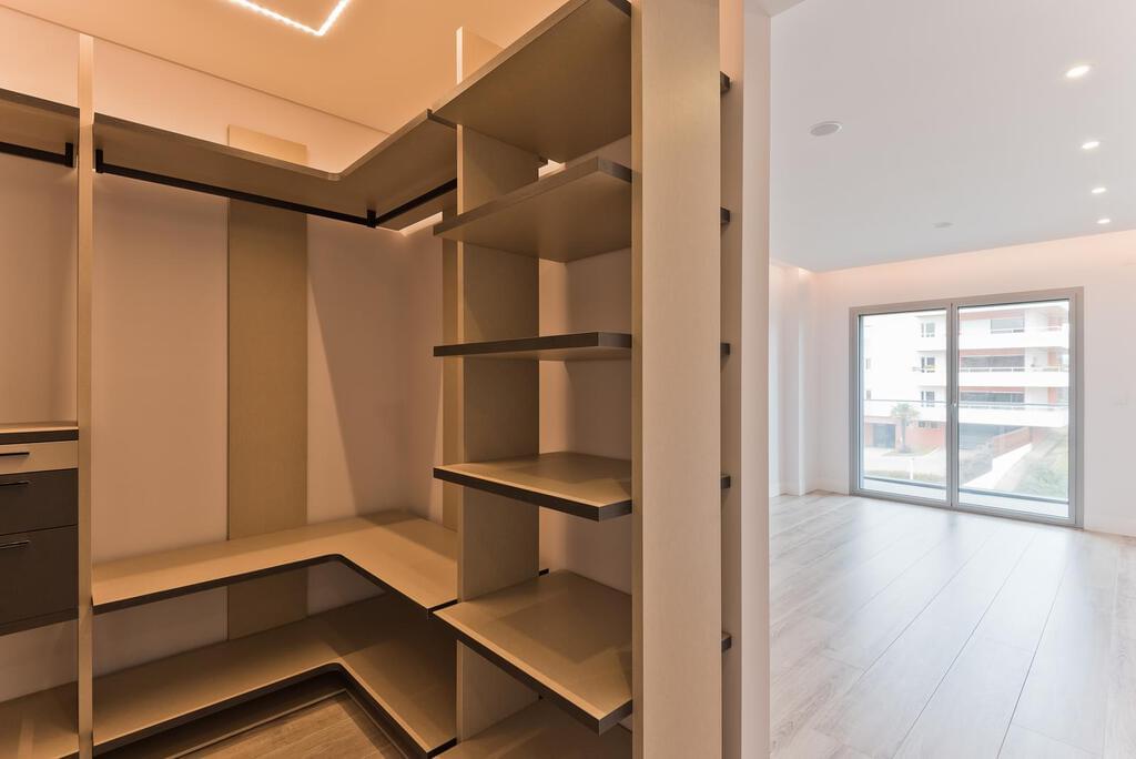 4 bedroom apartment with a swimming pool in gated community