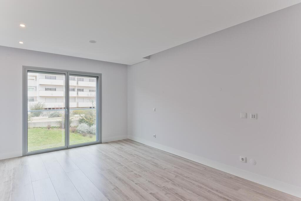 4 bedroom apartment with a swimming pool in gated community