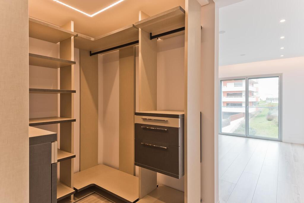 4 bedroom apartment with a swimming pool in gated community