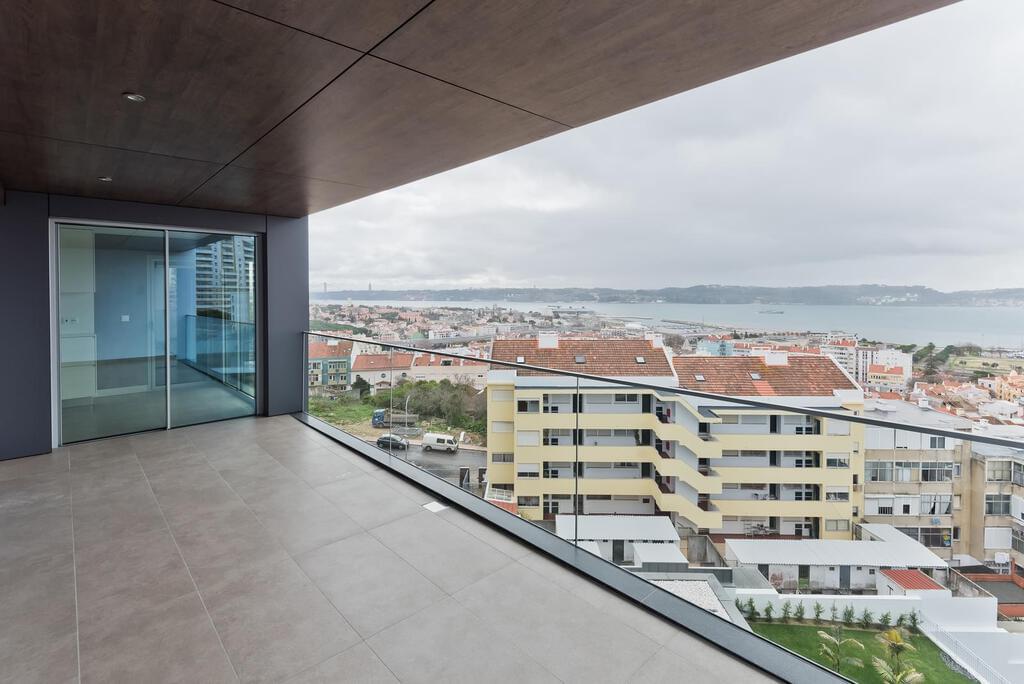 4 bedroom apartment with a swimming pool in gated community