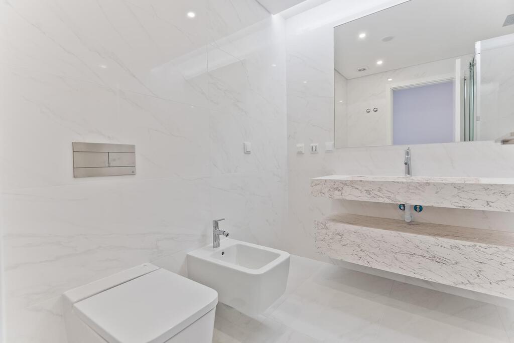 4 bedroom apartment with a swimming pool in gated community