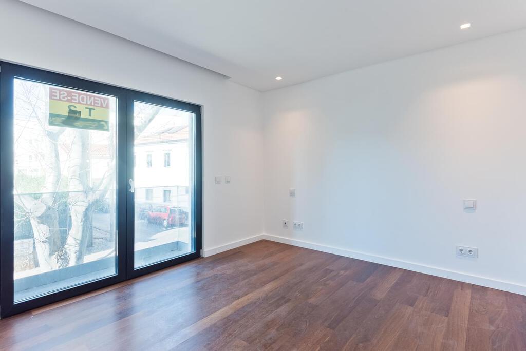 3 bedroom duplex with parking in gated community