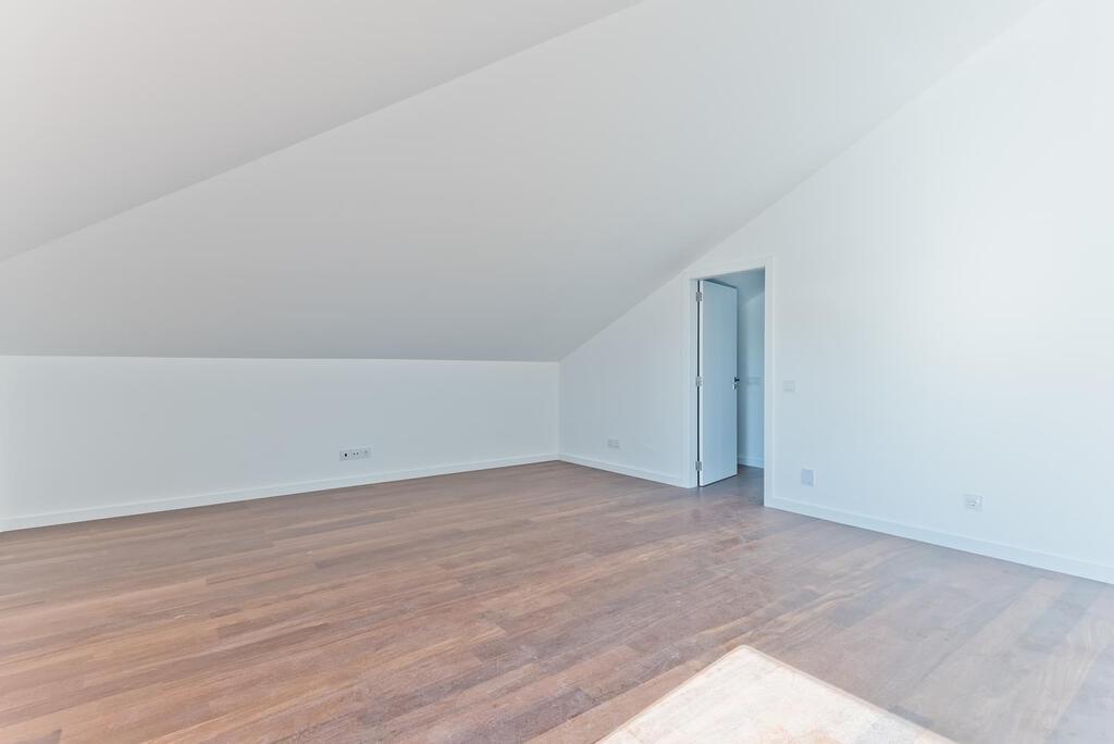 3 bedroom duplex with parking in gated community