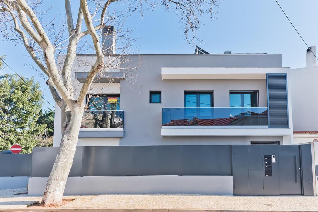 3 bedroom duplex with parking in gated community