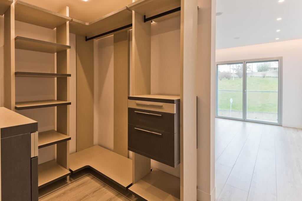 3 bedroom apartment with a swimming pool in gated community