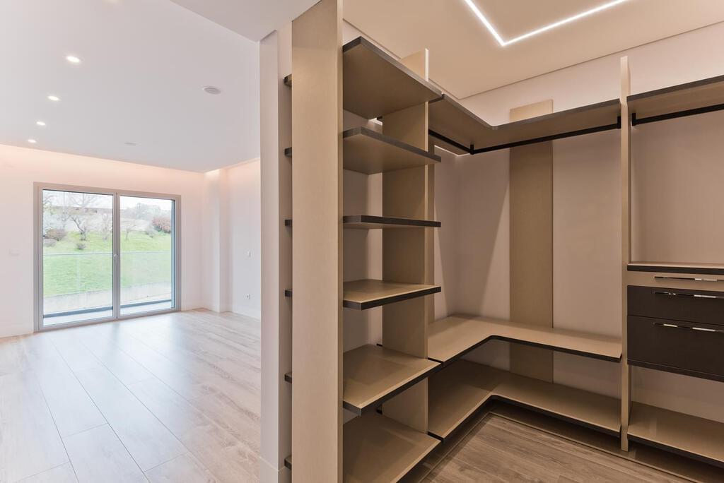 3 bedroom apartment with a swimming pool in gated community