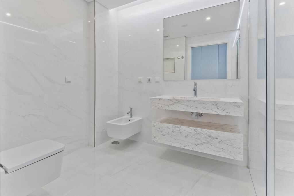 3 bedroom apartment with a swimming pool in gated community