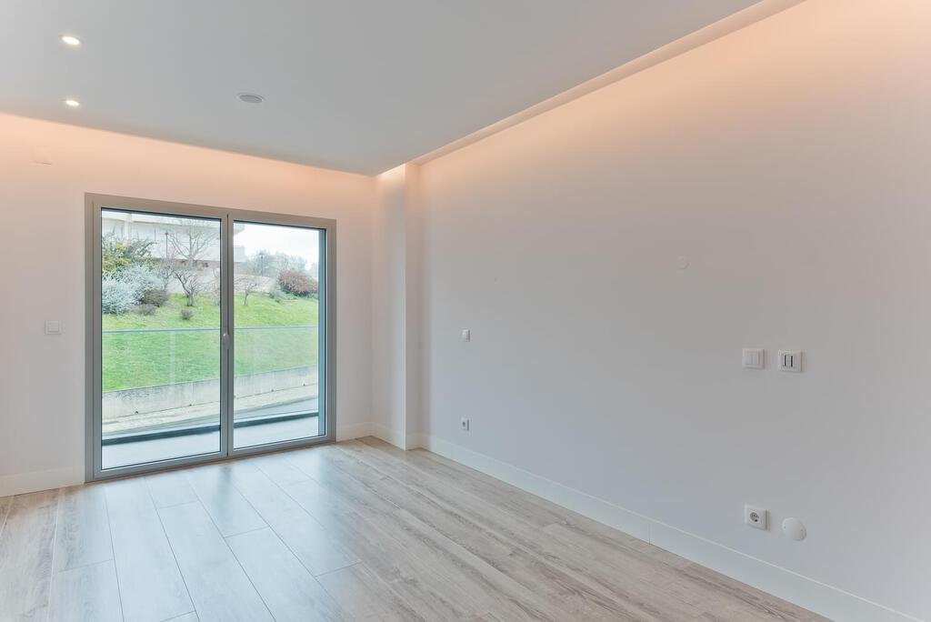 3 bedroom apartment with a swimming pool in gated community