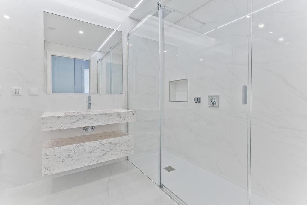 3 bedroom apartment with a swimming pool in gated community