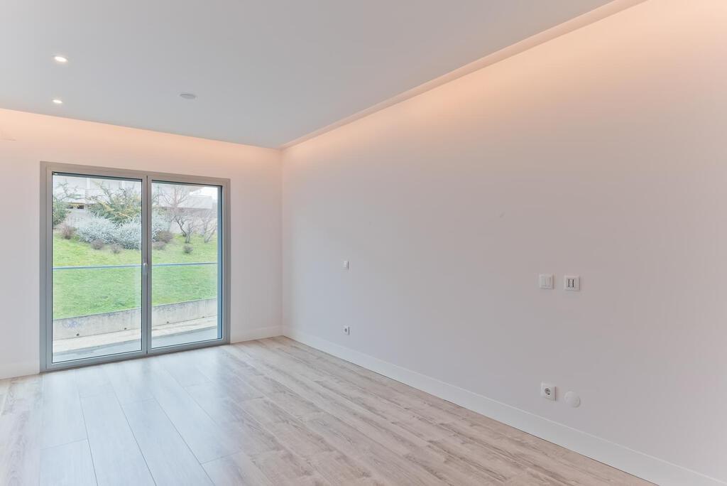 3 bedroom apartment with a swimming pool in gated community