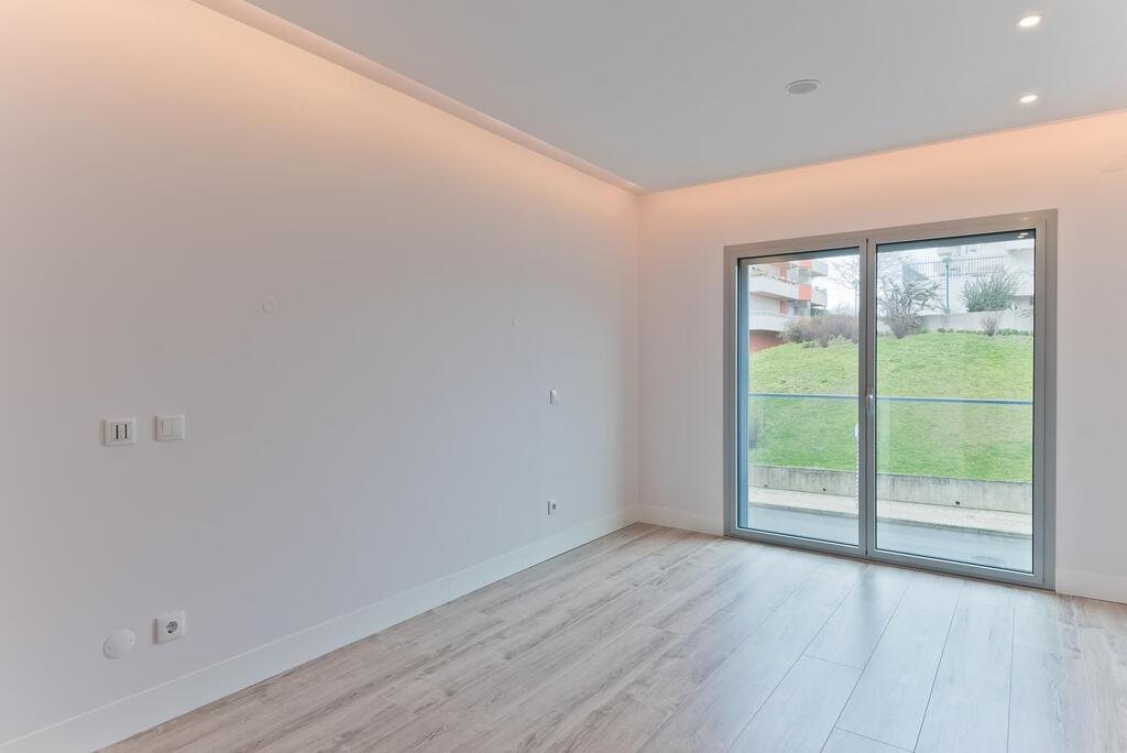 3 bedroom apartment with a swimming pool in gated community