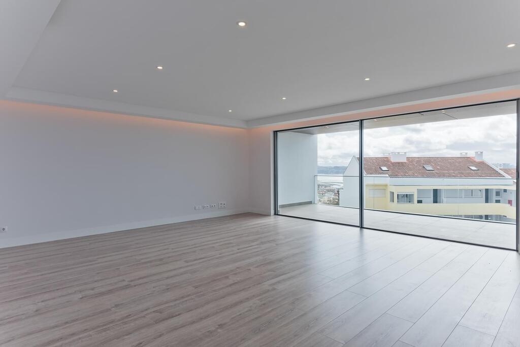 3 bedroom apartment with a swimming pool in gated community