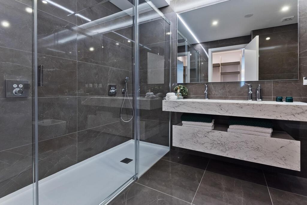 3 bedroom apartment with a swimming pool in gated community