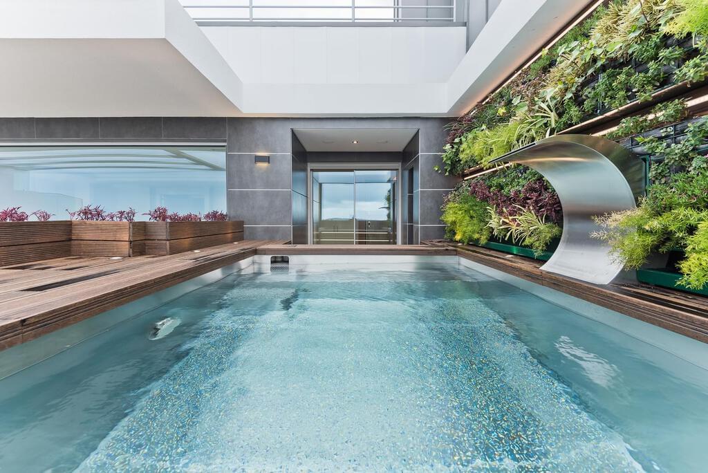 4 bedroom apartment with a swimming pool in gated community