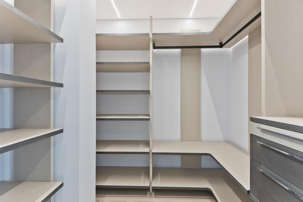 4 bedroom apartment with a swimming pool in gated community