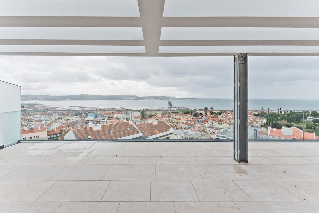 4 bedroom apartment with a swimming pool in gated community