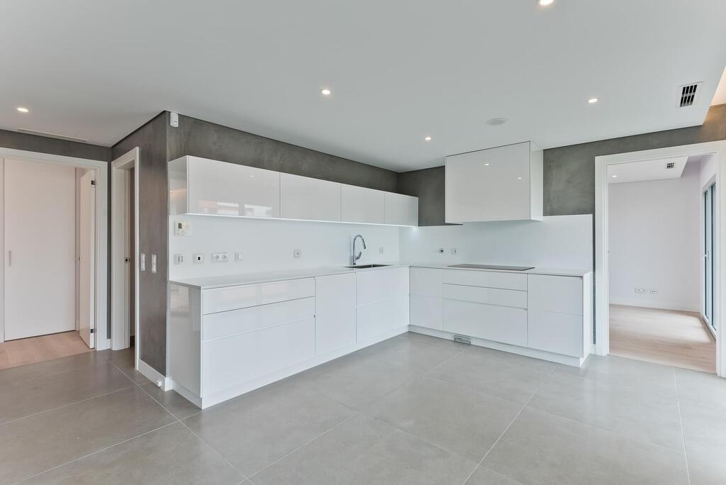 4 bedroom apartment with a swimming pool in gated community