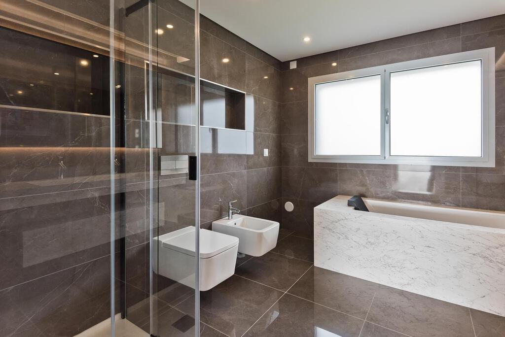 4 bedroom apartment with a swimming pool in gated community