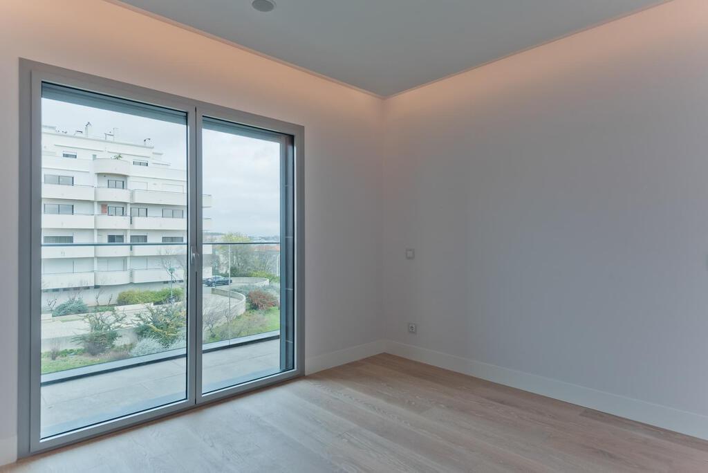 4 bedroom apartment with a swimming pool in gated community