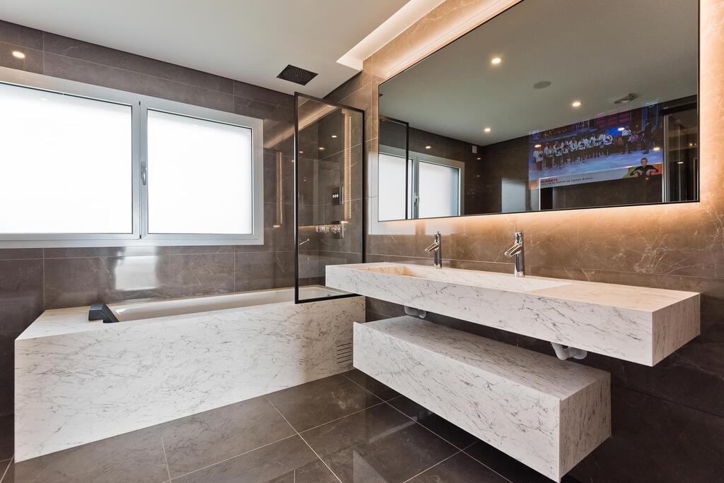 4 bedroom apartment with a swimming pool in gated community