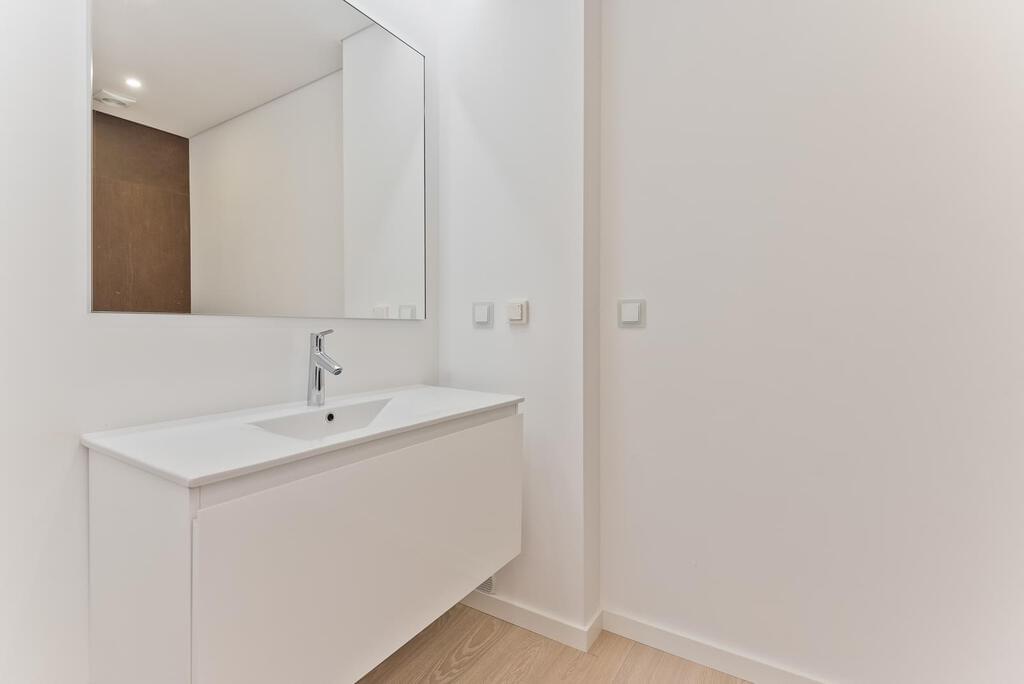 4 bedroom apartment with a swimming pool in gated community